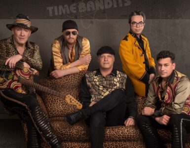 Frontman en zanger-gitarist Alides Hidding dompelt je met Time Bandits (groepsportret huidige bezetting) live ook onder in de sfeer van de jaren 80 bij pop-uppodium Heyhoef-Backstage.