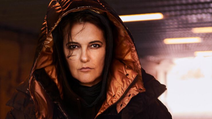In de theatervoorstelling Detective Moncler gaan een detective (gespeeld door Susan Visser, campagnebeeld) en haar zoon samen op zoek naar de moordenaar van haar man.