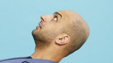 Theatermaker Sadettin Kirmiziyüz (campagnebeeld) onderzoekt in Monumentaal zijn erfenis en verleden en zoekt daarbij een bijzonder verhaal voor zijn kinderen.