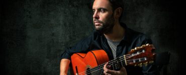 Wegens de 9e editie van de Flamenco Biënnale Nederland strijken meestergitarist Dani de Morón (foto) en percussionist Agustín Diassera neer in Paradox Tilburg.