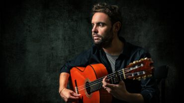 Wegens de 9e editie van de Flamenco Biënnale Nederland strijken meestergitarist Dani de Morón (foto) en percussionist Agustín Diassera neer in Paradox Tilburg.