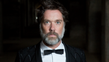Singer-songwriter Rufus Wainwright (foto) en strijkorkest Amsterdam Sinfonietta doen tijdens hun gezamenlijke nieuwjaarstournee de Tilburgse Concertzaal aan.