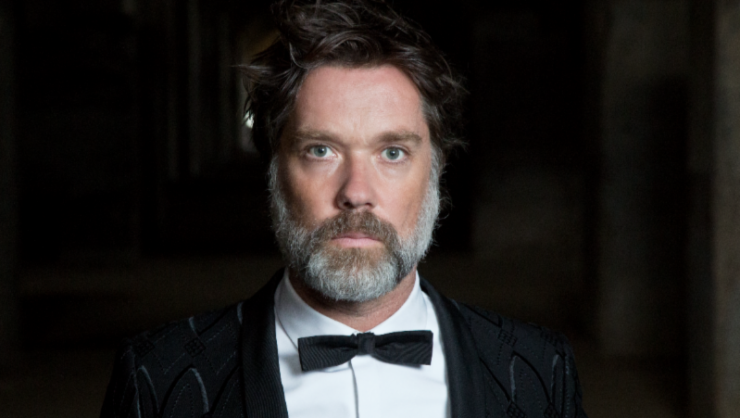 Singer-songwriter Rufus Wainwright (foto) en strijkorkest Amsterdam Sinfonietta doen tijdens hun gezamenlijke nieuwjaarstournee de Tilburgse Concertzaal aan.