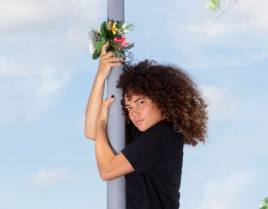 De voorstelling LoveXL (campagnebeeld) is een mix van theater, dans en muziek die gaat over alles wat erbij komt kijken als je hormonen gaan gieren.