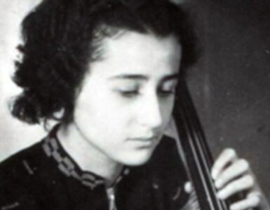 Anita Wallfisch (op jeugdfoto als celliste) speelde cello in Auschwitz en overleefde er de verschrikkingen. Bij deze verschrikkingen wordt stilgestaan in de muzikale herdenking Over Leven.