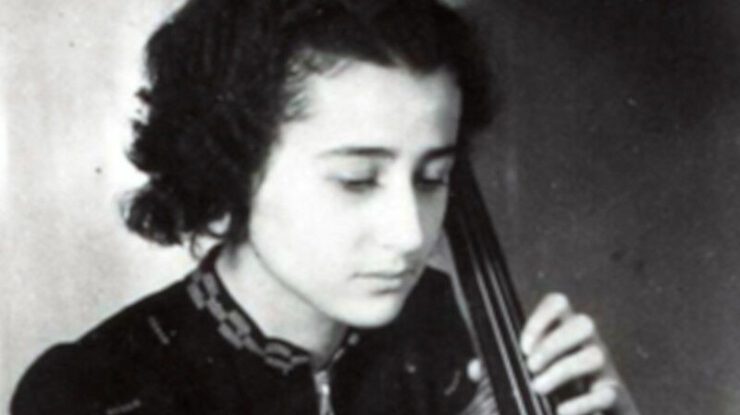Anita Wallfisch (op jeugdfoto als celliste) speelde cello in Auschwitz en overleefde er de verschrikkingen. Bij deze verschrikkingen wordt stilgestaan in de muzikale herdenking Over Leven.