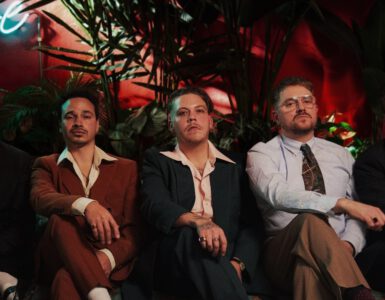 De Nederlandse band Gubo Kings (groepsportret) geeft een concert bij Heyhoef-Backstage. Het Belgische trio rond gitarist Stef Paglia warmt de avond vooraf op.