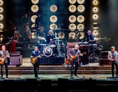 De Nederlandse band The Analogues (foto) brengt met zijn huidige tour Hello Goodbye een indrukwekkende blijk van eer aan The Beatles.