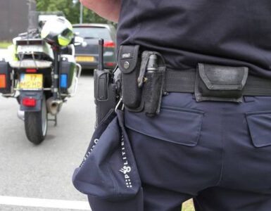 Een man is door drie mannen beroofd toen hij aankwam bij zijn woning in Tilburg-Noord.