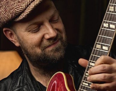 Het seizoen van Heyhoef-Backstage wordt afgesloten door gitarist en zanger Henrik Freischlader (portret) met zijn nieuwe band en, in het voorprogramma, de Meryn Bevelander Band.