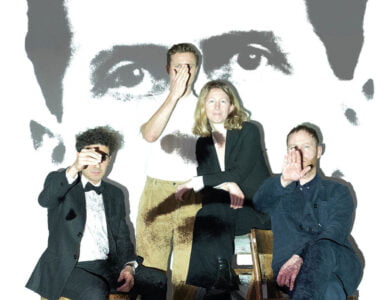Wittgenstein 2, de tweede voorstelling in een theaterreeks die Bo Tarenskeen maakt over filosoof Ludwig Wittgenstein, daagt uit door parallellen te trekken tussen het heden en een eeuw geleden.