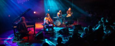 Het kwartet Miraculous Layers van cellist en zangeres Sanem Kalfa brengt indringende melodieën en krachtige ritmes in een wonderlijke mix van jazz, pop, folk en geïmproviseerde muziek.