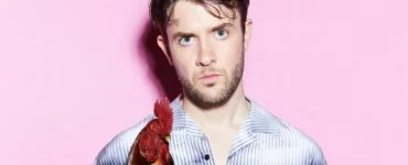 Doet het ertoe tot wie of tot wat we ons aangetrokken voelen? Deze vraag staat centraal in de voorstelling Cock van Theater Oostpool.