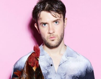 Doet het ertoe tot wie of tot wat we ons aangetrokken voelen? Deze vraag staat centraal in de voorstelling Cock van Theater Oostpool.