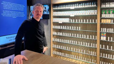 Nils Coenraad voor een leeg schap in zijn winkel