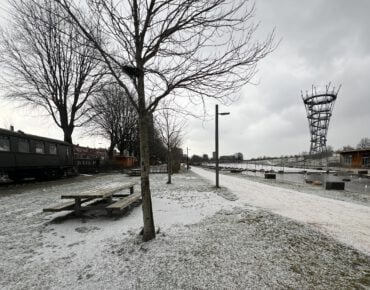 Sneeuwval in het spoorpark