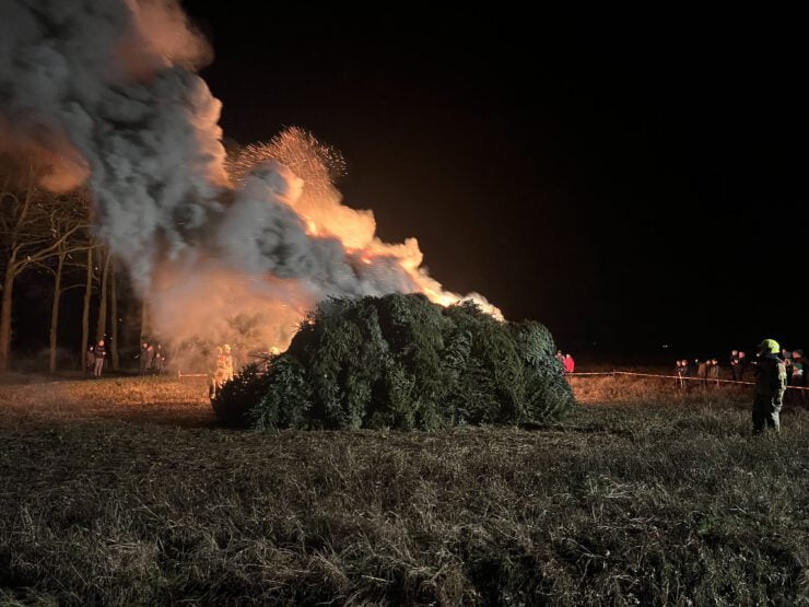 Kerstboomverbrandingen in Riel.