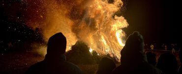 De kerstboomverbrandingen in Riel zijn al meer dan 40 jaar traditie.