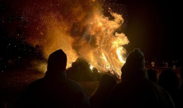 De kerstboomverbrandingen in Riel zijn al meer dan 40 jaar traditie.
