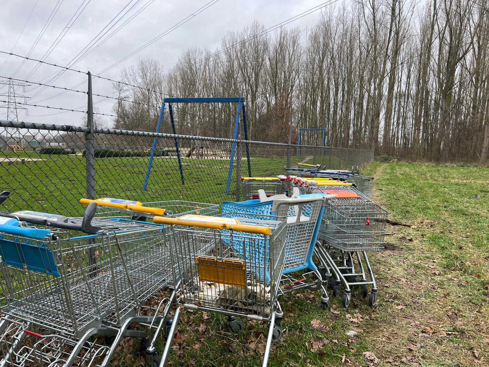 Vandaag stonden de bijenramen op het programma 🐝 De oude was is er Vandaag stonden de bijenramen op het programma 🐝 De oude was is er