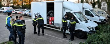 Aan de Parallelweg in Goirle zijn twee vrachtwagens met drugsafval gevonden.
