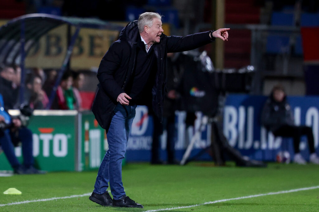 Peter Maes coachend tijdens Willem II Roda JC.