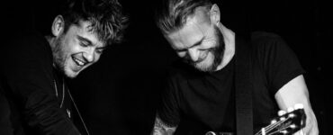 De vonken en het plezier spatten er geheid van af als Ben Poole en Guy Smeets uitpakken met hun prachtige songs bij Heyhoef-Coolvibes (foto van de twee ‘broers’ in actie).
