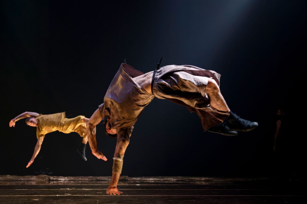 Holland Dance Festival 2024 presenteert in Tilburg de indrukwekkende voorstelling Sol Invictus van de Franse maker Hervé Koubi - scènefoto