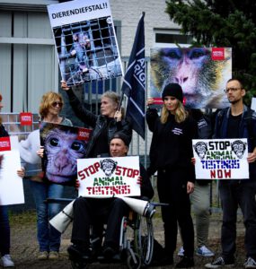 Protestanten strijden tegen dierenleed van de apen bij handelaar Hartelust.