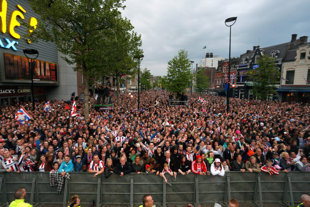 Willem II fans vieren de promotie naar de Eredivisie. 