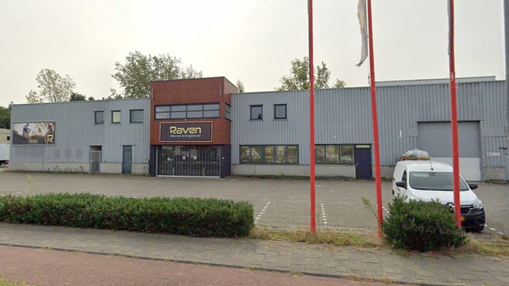 Nieuwe woningen in de plaats van deze voormalige hengelsportwinkel. 