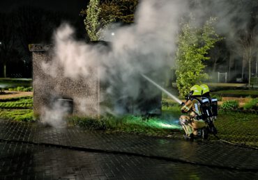 Het transformatorhuisje dat vlam vatte en wordt geblust. (Bron: Toby de Kort)