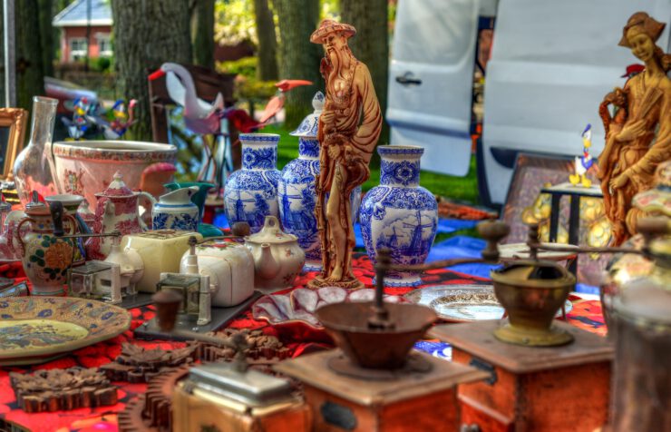 Ter illustratie een rommelmarkt tijdens Pinksteren