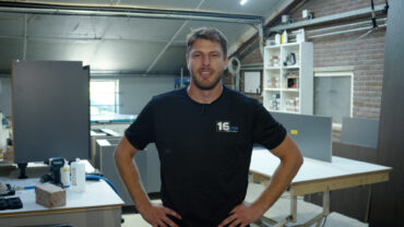 Kilian van Gorp in zijn bedrijf voor Trappers Off Ice.