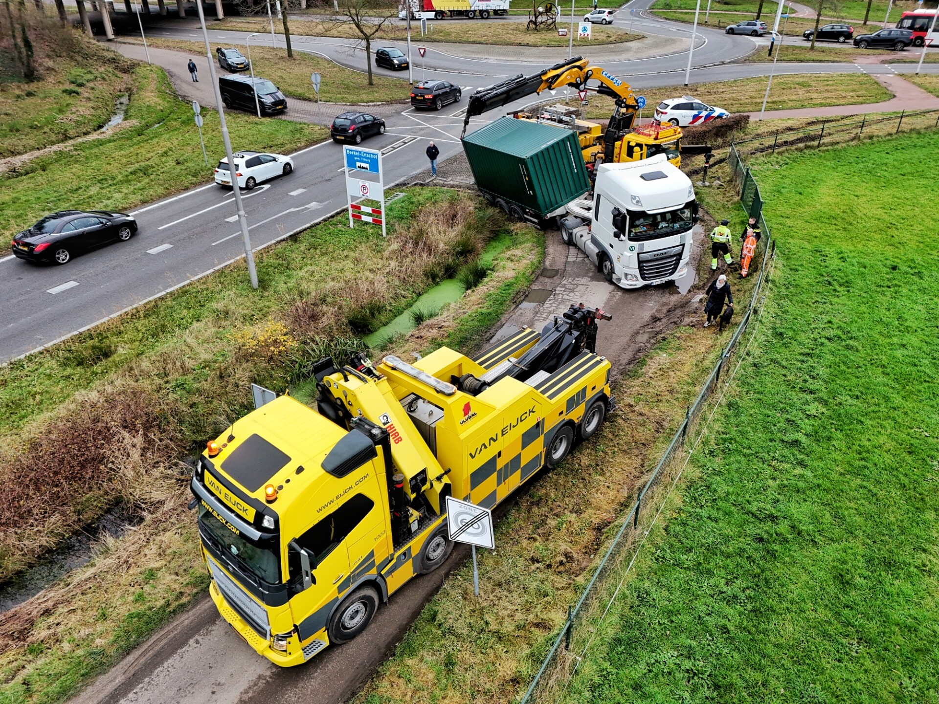 Opnieuw vrachtwagen vast in bizarre messcherpe Heukelomse bocht