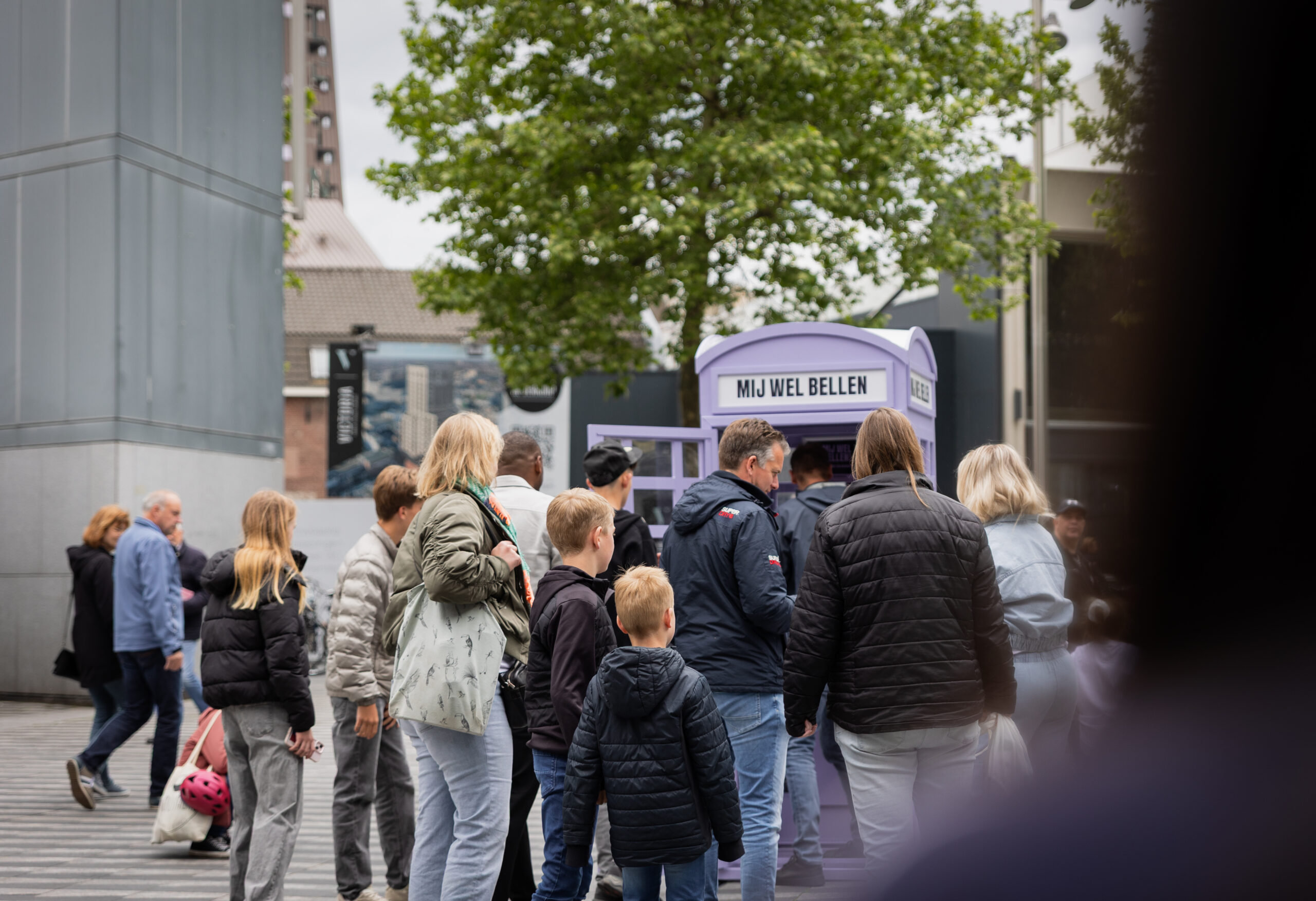 Knalpaarse telefooncel helpt jongeren met mentale gezondheid