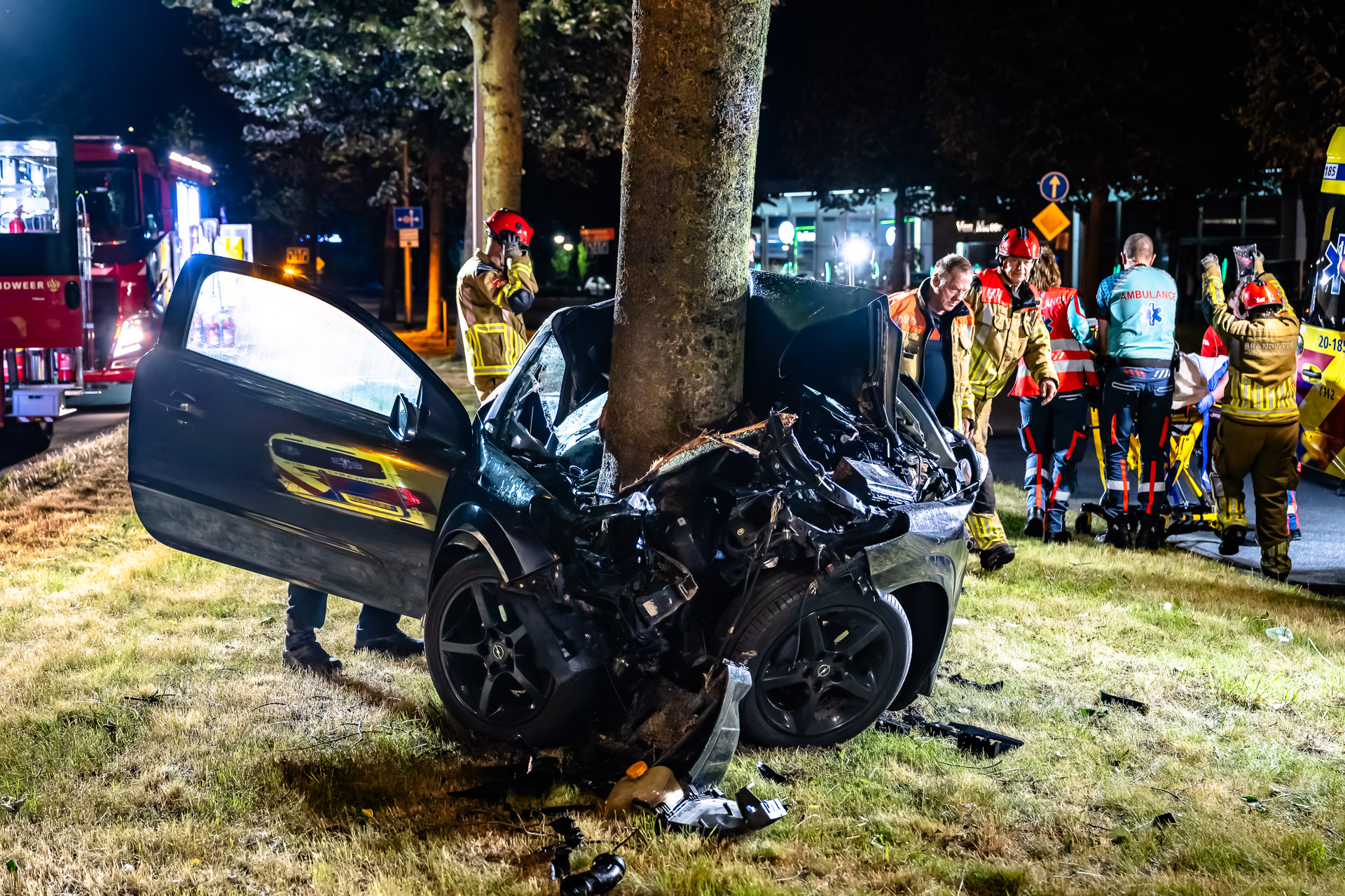 Bestuurder rijdt met 120 km/u tegen boom op Ringbaan Noord
