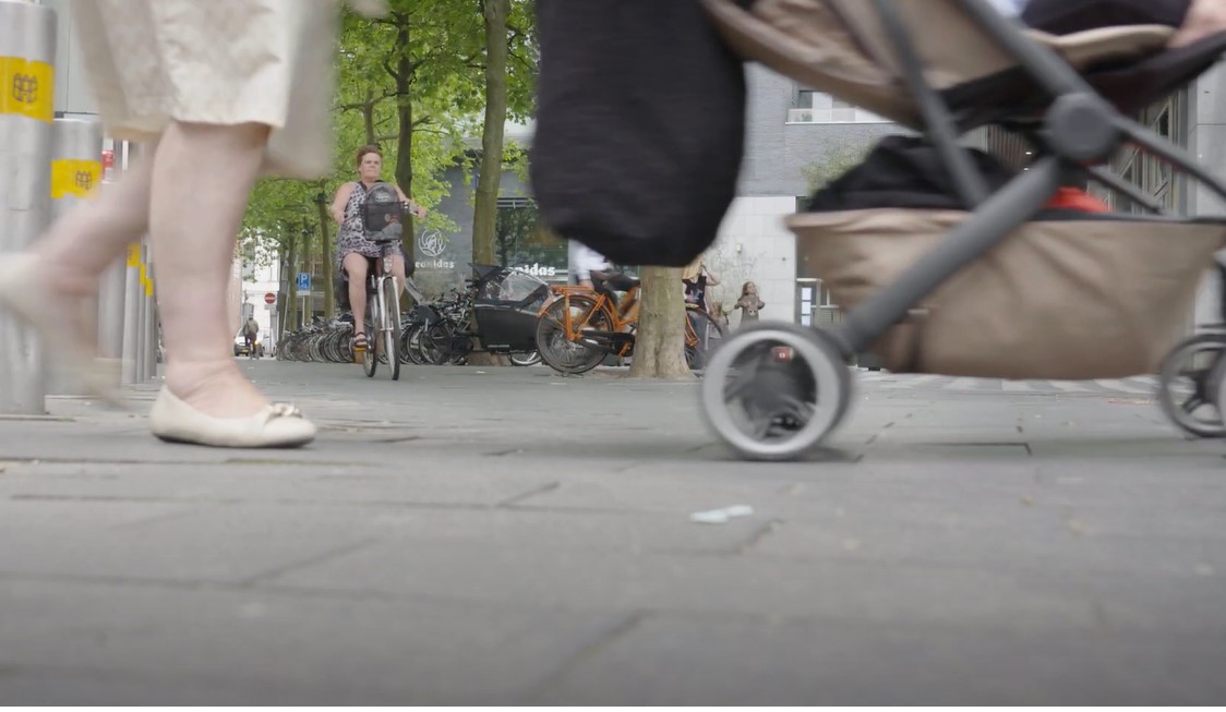 Fietsverbod werkt niet: ruim honderd fietsers per uur rijden nog over Pieter Vreedeplein
