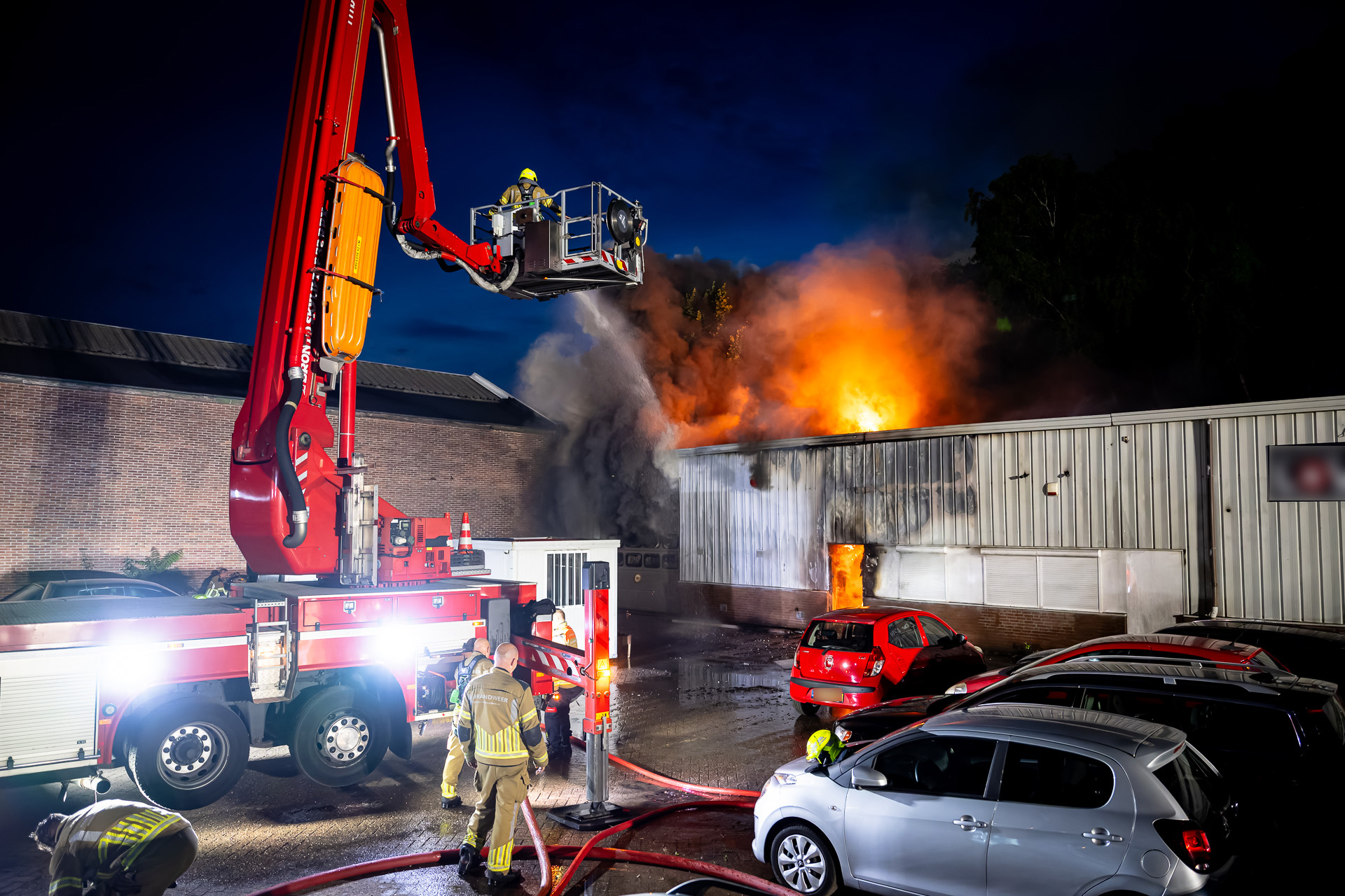 Felle brand verwoest meerdere auto’s bij autobedrijf in Tilburg