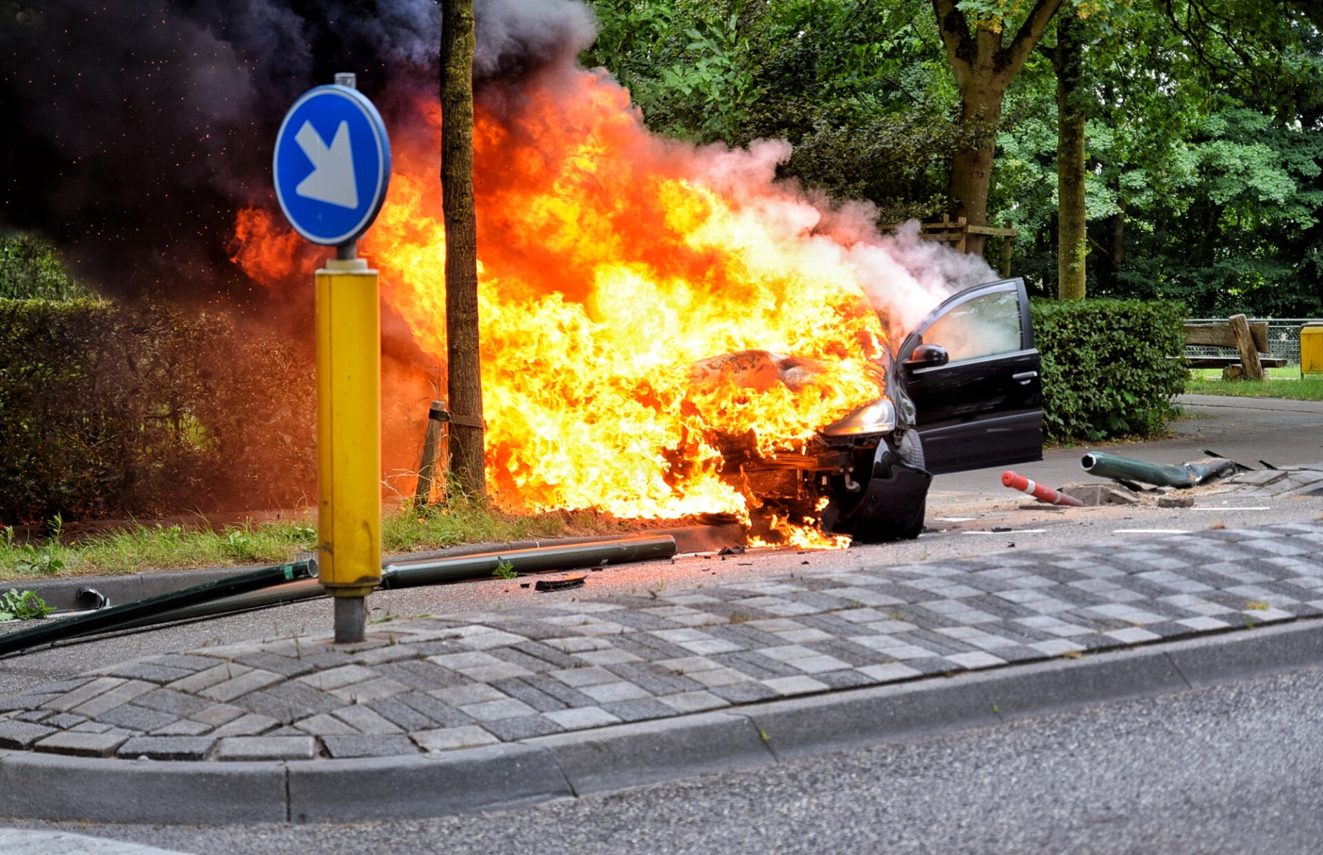 Auto vliegt in brand na eenzijdig ongeval in Goirle