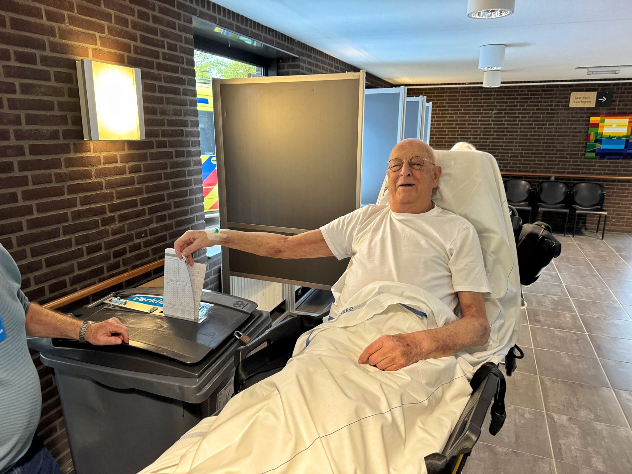 Stemmen eerst, ziekenhuis daarna: Tilburger van 87 laat zich niet tegenhouden