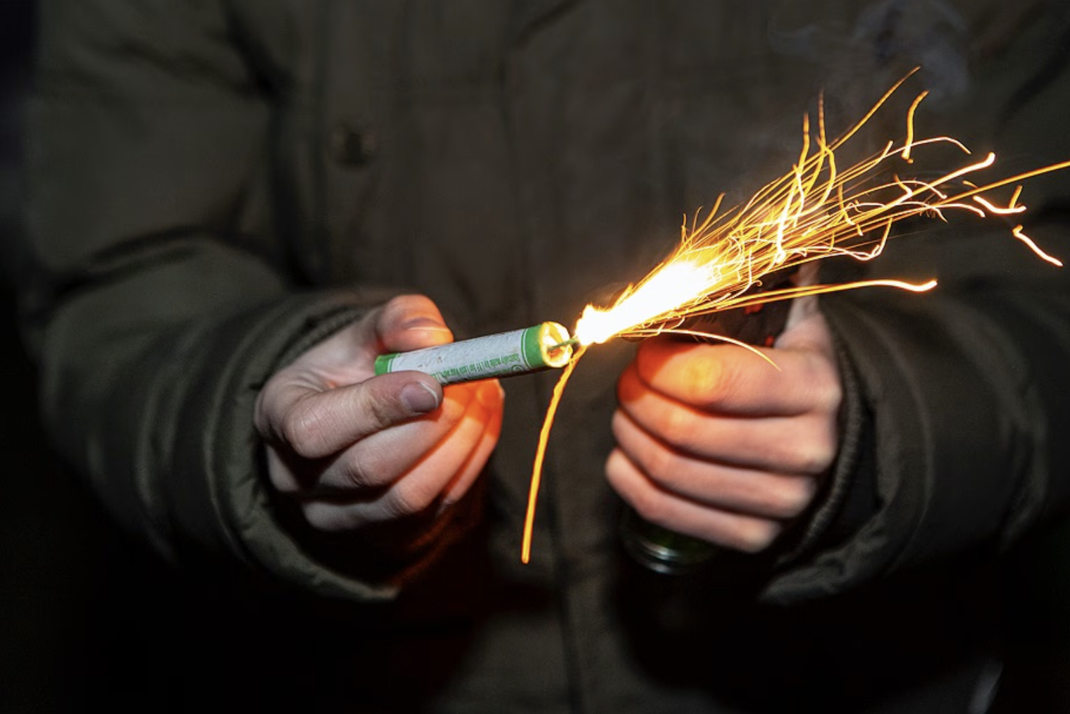 Voetbalsupporters gooien vuurwerk naar politie: aangehouden voor poging tot doodslag