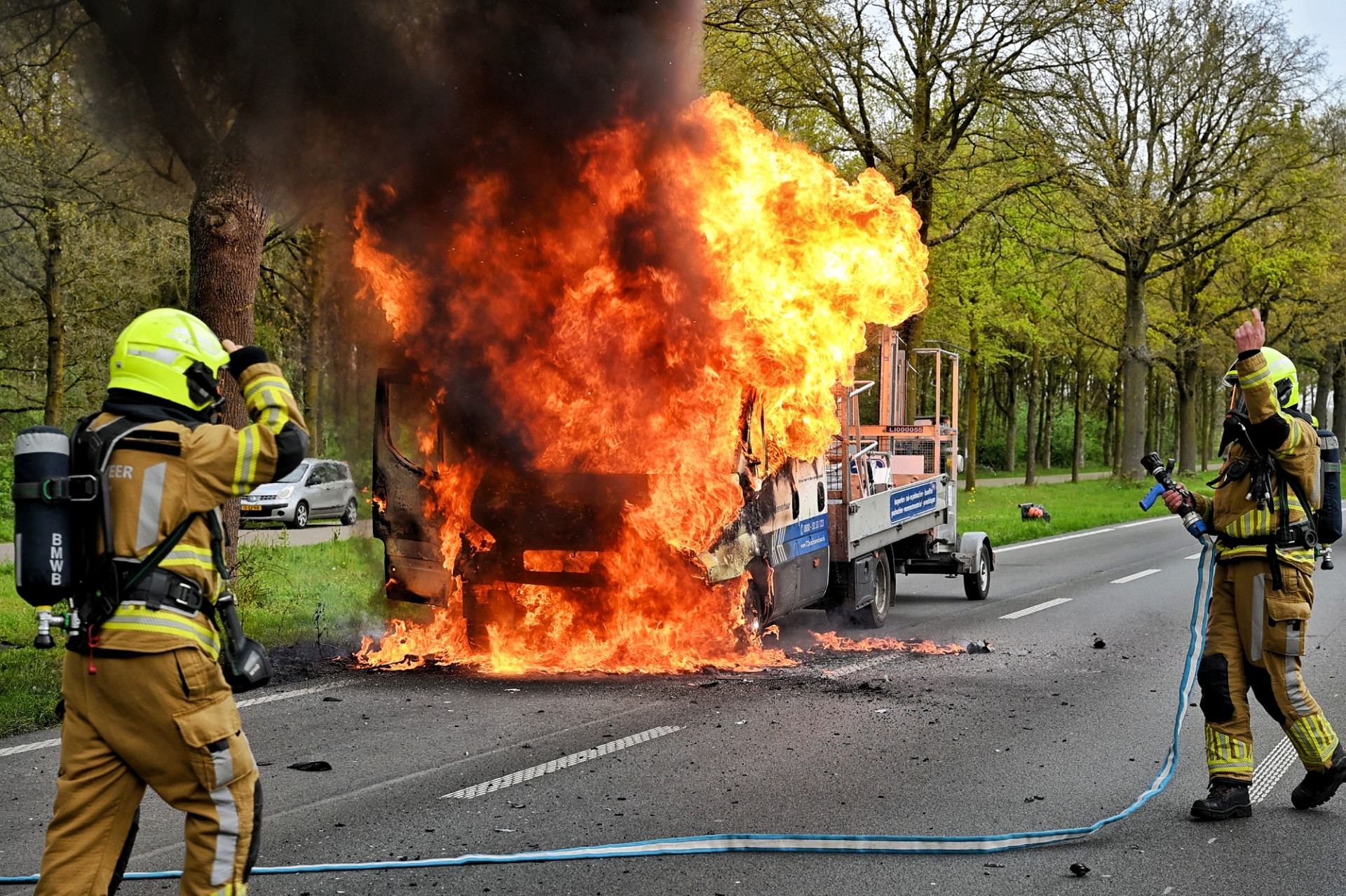 Bestelbus vliegt in brand op N65 na fout met tanken; weg volledig dicht bij Helvoirt en Biezenmortel