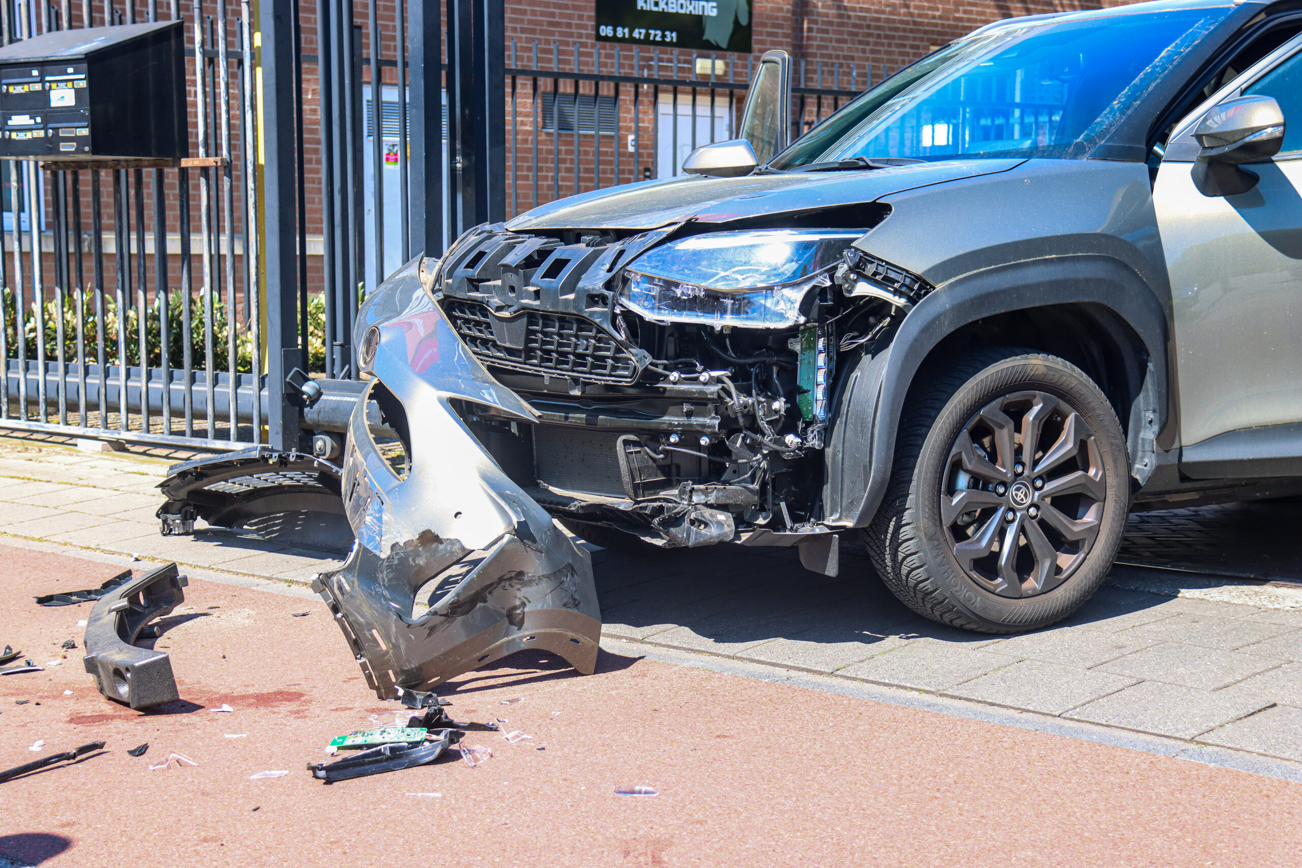 Auto botst met scooter op Ringbaan-Noord, slachtoffer naar ziekenhuis