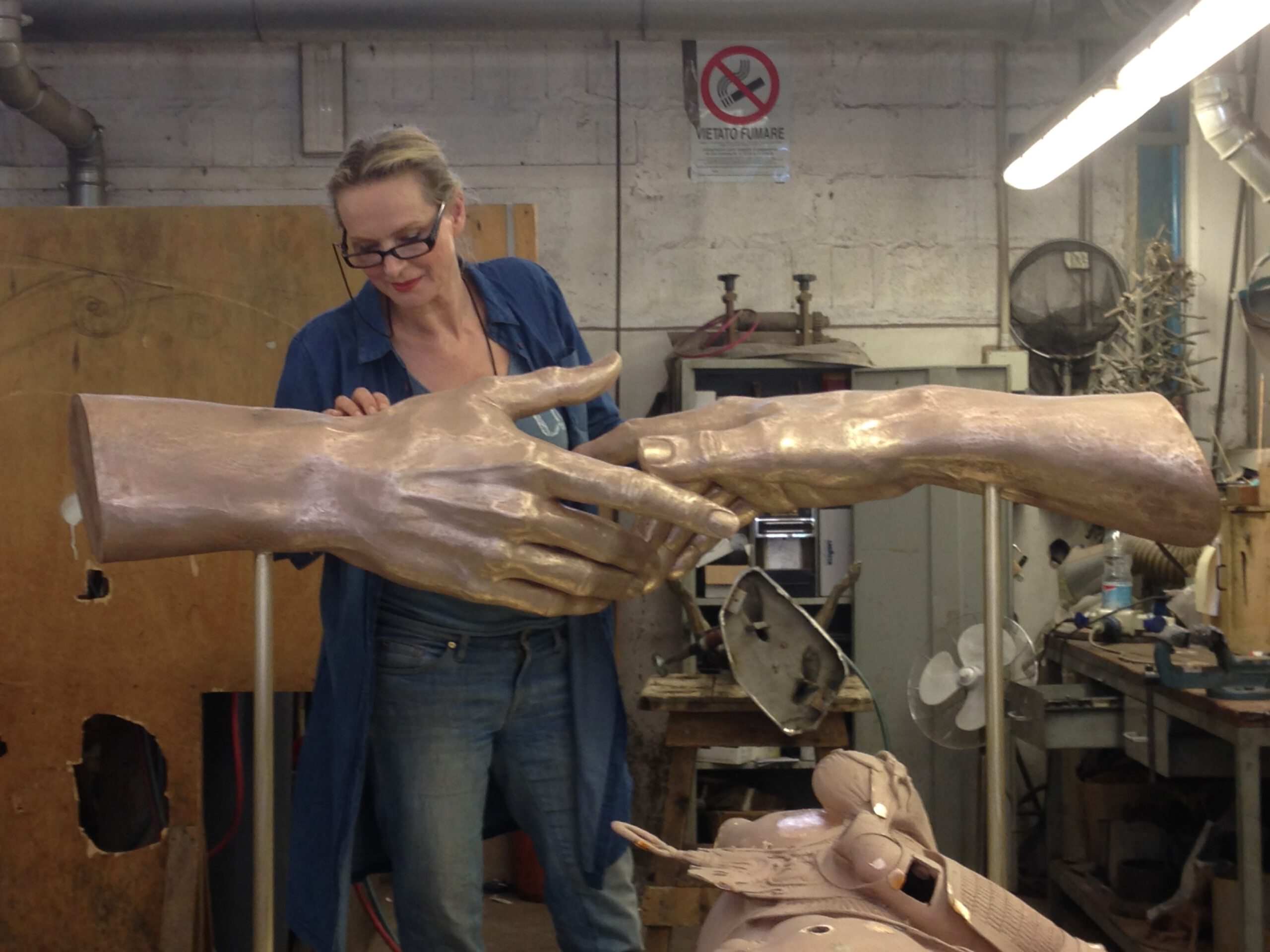 Piushaven krijgt twee enorme, bronzen handen van Tilburgse kunstenares Margot Homan