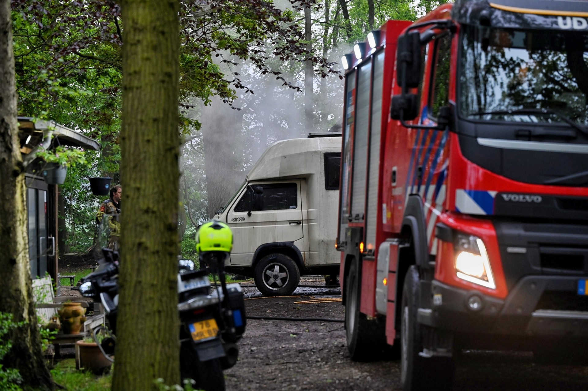 Camper in brand op natuurterrein in Tilburg