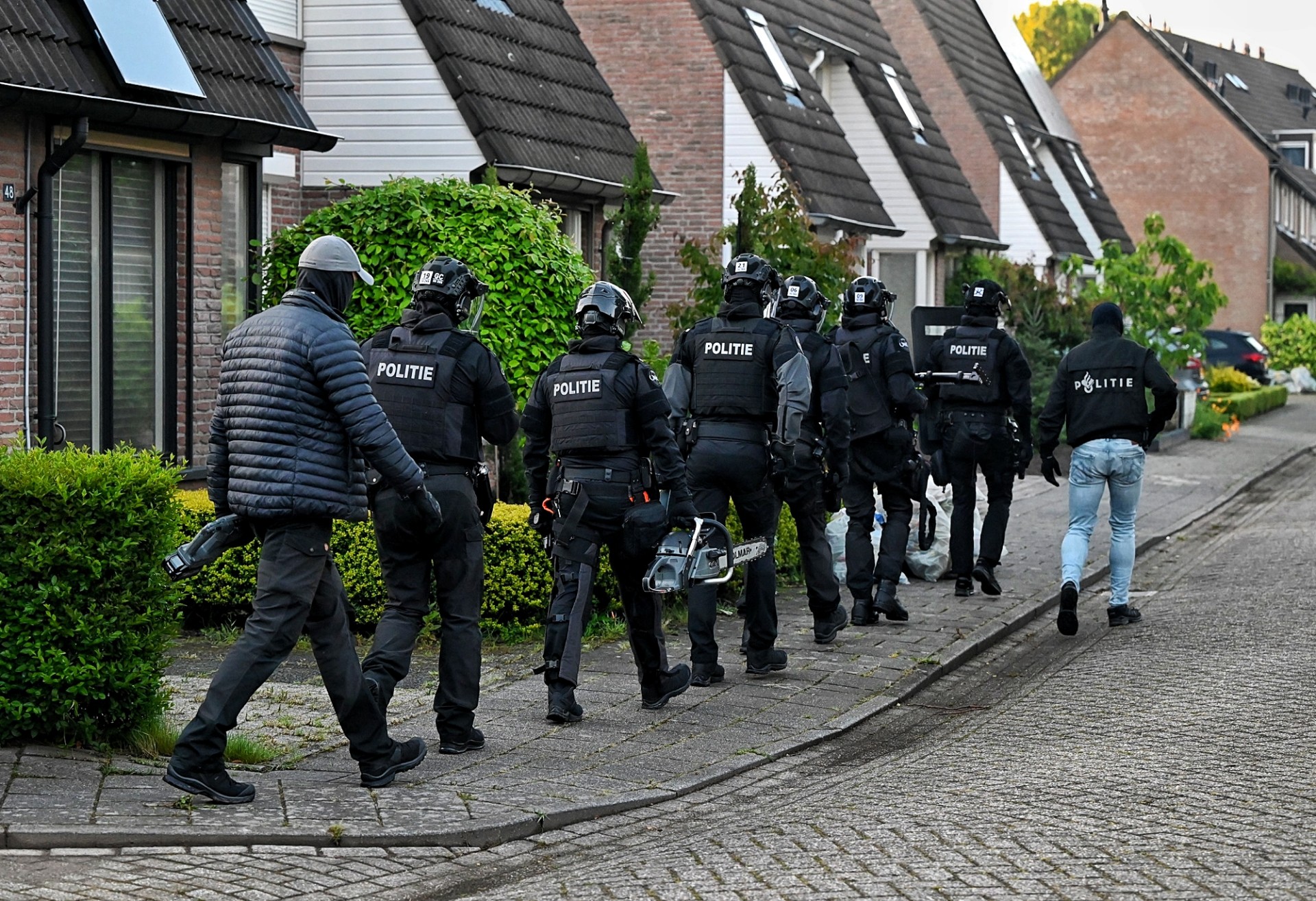 Meer dan 100 agenten op de been bij invallen in woningen in Tilburg en Oisterwijk