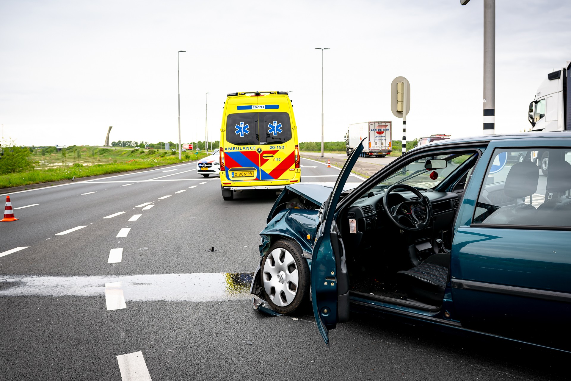 Automobilist raakt gewond na flinke botsing op kruising in Tilburg