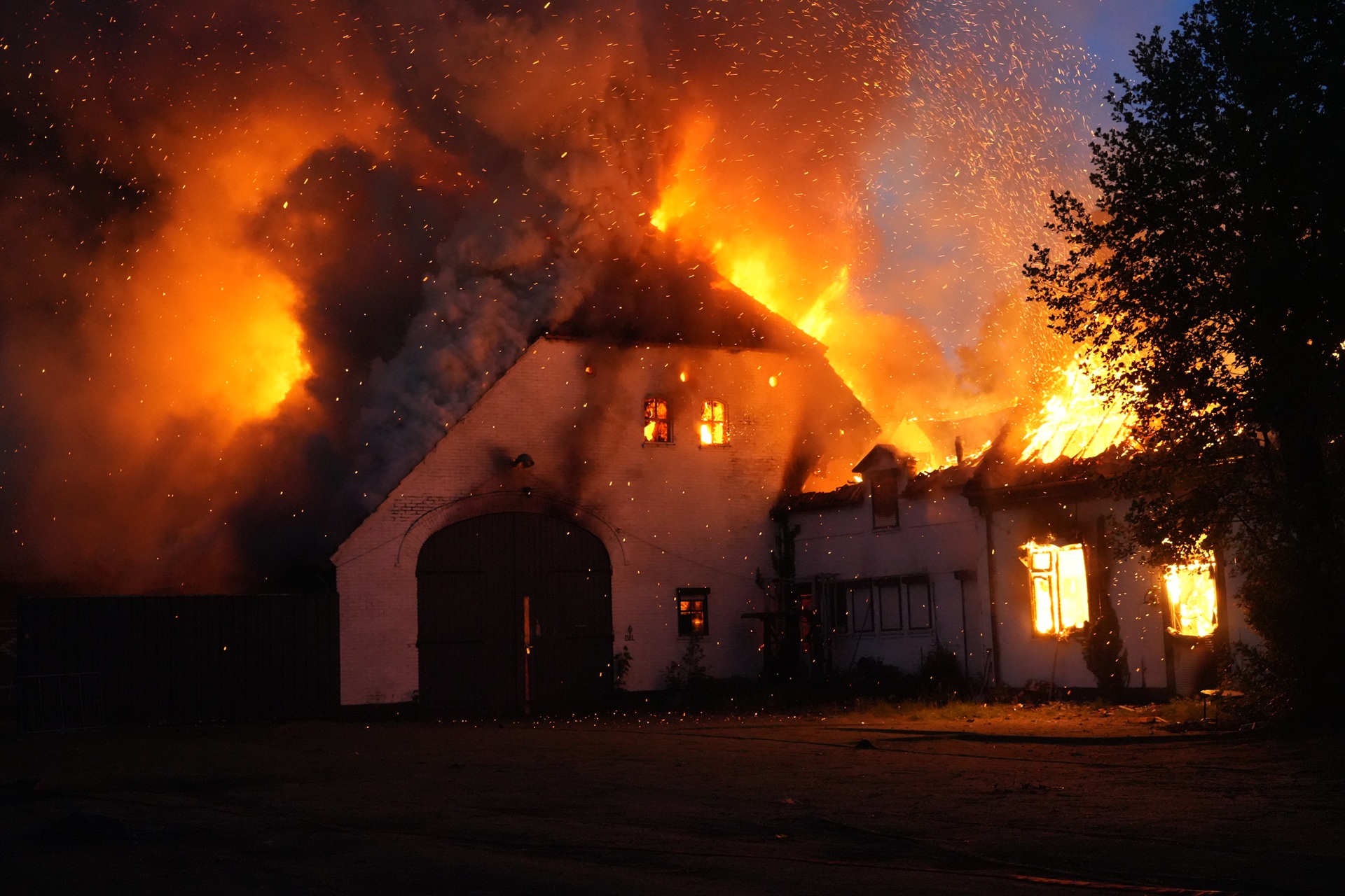 Brand verwoest woning en schuur waar drugslab was in Hulten