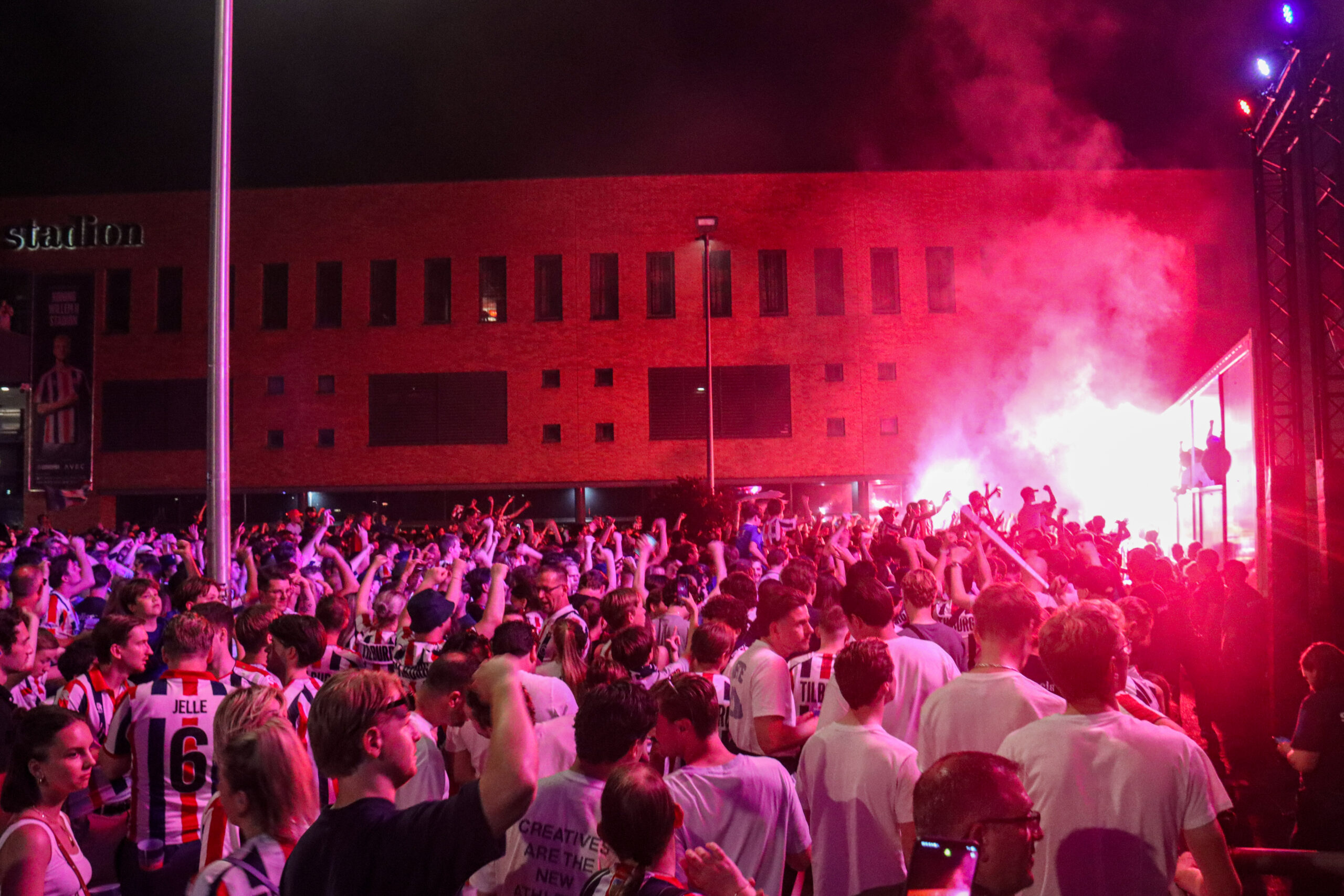 Duizenden fans onthalen Willem II-spelers naast stadion